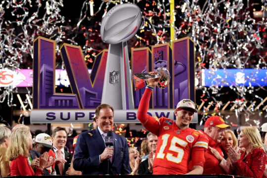 NFL 캔자스시티 치프스의 쿼터백 패트릭 머홈스(가운데)가 12일(한국시간) 미국 네바다주 라스베이거스의 얼리전트 스타디움에서 열린 샌프란시스코 포티나니어스와 제58회 슈퍼볼에서 승리한 뒤 빈스 롬바르디 트로피를 들고 환호하고 있다. AP뉴시스