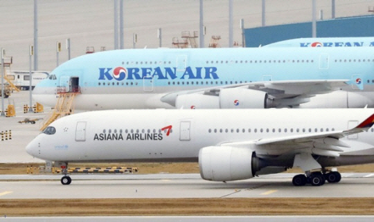 인천국제공항 활주로에 대한항공과 아시아나 항공기가 나란히 있는 모습. 뉴시스 자료사진