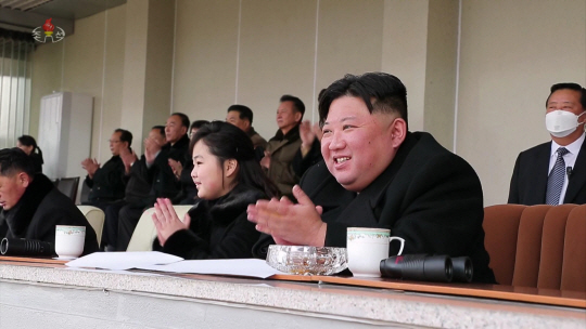 지난해 2월 17일 김정은 북한 국무위원장과 딸 김주애가 광명성절을 기념해 진행된 내각과 국방성 직원들 사이의 체육 경기를 관람하고 있다.  조선중앙TV 캡처 뉴시스