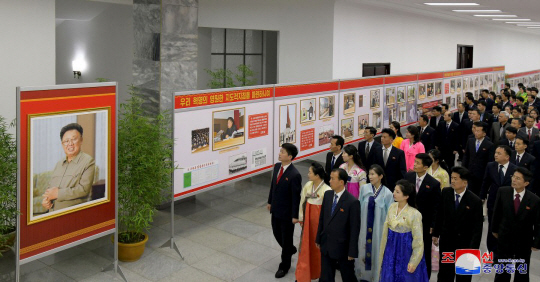 지난 5일 평양 인민문화궁전에서 김정일 국방위원장 생일 82주년 경축 중앙사진전람회 "위대한 영도, 불멸의 업적"이 개막됐다고 조선중앙통신이 6일 보도했다. 조선중앙통신 연합뉴스
