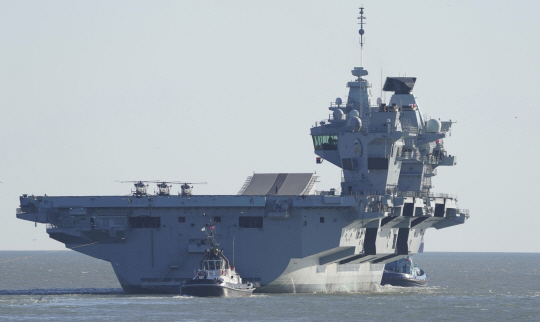 영국 해군 항공모함 HMS 프린스 오브 웨일스 호가 12일 포츠머스 해군기지에서 출항하고 있다. AP 뉴시스