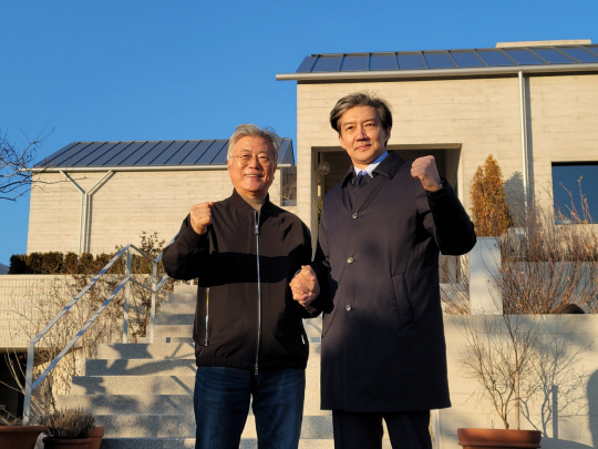 조국 전 법무부 장관이 지난 12일 경남 양산시 하북면 평산마을에서 문재인 전 대통령을 예방한 뒤 손을 잡은 채 포즈를 취하고 있다. 조국 전 장관 제공