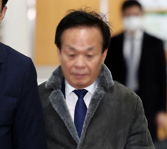 백현동 개발 특혜 의혹의 ‘대관 로비스트’로 지목된 김인섭 전 한국하우징기술 대표가 13일 오후 서울 서초구 서울중앙지법에서 열린 특정범죄가중처벌 등에 관한 법률 위반(알선수재) 혐의 1심 선고 공판에 출석하고 있다. 연합뉴스