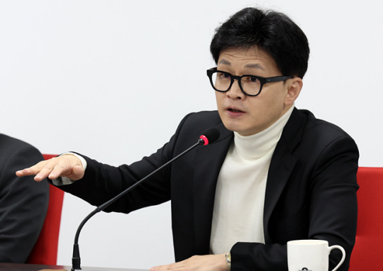 한동훈 국민의힘 비상대책위원장이 13일 오전 서울 영등포구 국민의힘 중앙당사에서 열린 비상대책위원회의에 참석해 발언을 하고 있다. 뉴시스