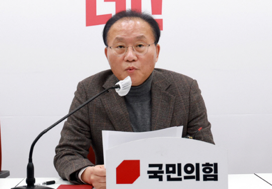 윤재옥 국민의힘 원내대표가 12일 오후 서울 여의도 국회에서 설 민심 관련 기자간담회를 하고 있다. 뉴시스
