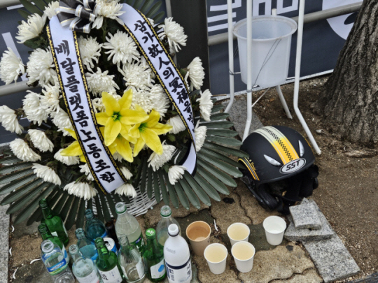 서울 강남구 논현동 한 도로에서 음주운전 차량에 치여 숨진 오토바이 배달원 A(54) 씨를 추모하는 임시 분향소가 6일 설치돼 있다. 문화일보