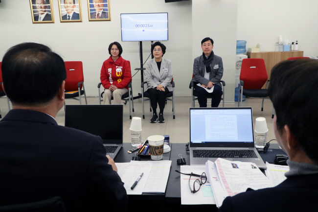 국민의힘 공천관리위원회가 13일 오전 서울 여의도 중앙당사에서 4·10 총선 지역구 공천을 위한 후보자 면접을 시작한 가운데, 서울 중·성동을에 지원한 예비후보인 이영(왼쪽부터) 전 중소벤처기업부 장관, 이혜훈 전 의원, 하태경 의원이 면접을 보고 있다. 국회사진기자단