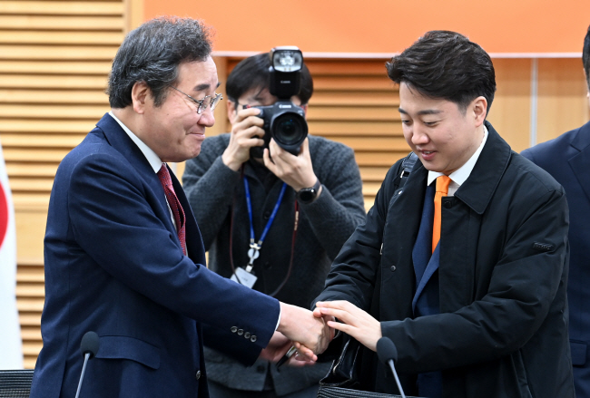13일 오전 국회 의원회관에서 열린 개혁신당 첫 최고위원회의에 참석한 이낙연(왼쪽) 공동대표와 이준석 공동대표가 회의 시작 전 악수를 나누고 있다. 곽성호 기자