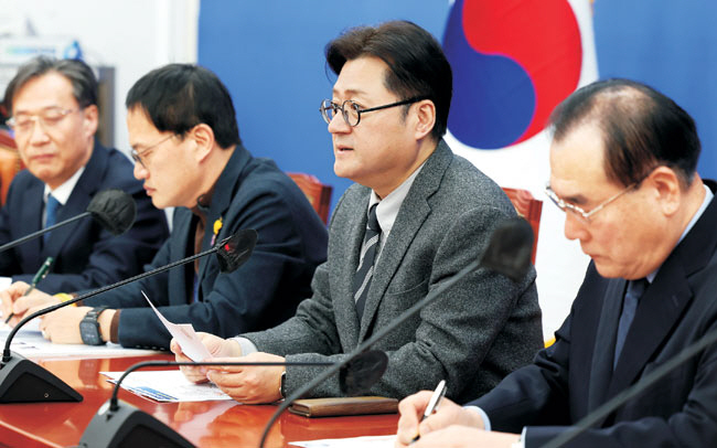 홍익표(왼쪽 세 번째) 더불어민주당 원내대표가 13일 오전 국회에서 열린 원내대책회의에 참석해 발언하고 있다. 왼쪽부터 유동수 정책수석부대표, 박주민 원내수석부대표, 홍 원내대표, 이개호 정책위의장. 뉴시스