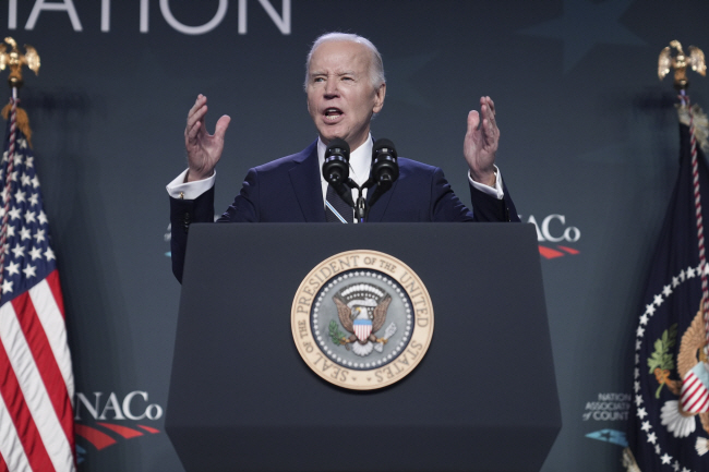 조 바이든 미국 대통령이 12일 워싱턴DC에서 진행 중인 전국 카운티협회(NACo) 행사에 참석해 연설하고 있다. 지난 10일 개막한 이 회의는 13일까지 진행된다.   AP 연합뉴스