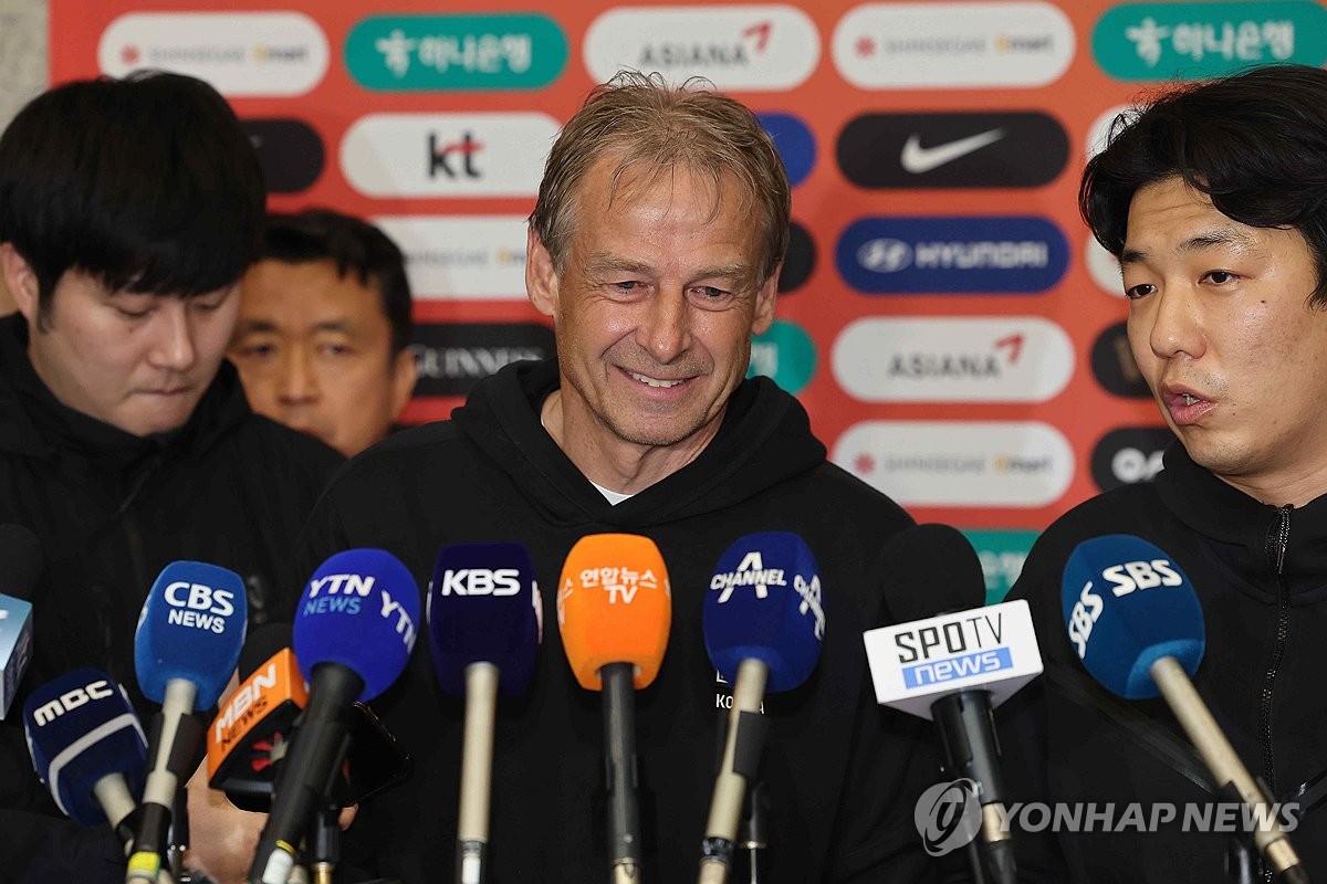 (영종도=연합뉴스) 2023 아시아축구연맹(AFC) 아시안컵을 마친 위르겐 클린스만 축구 대표팀 감독이 8일 오후 인천국제공항 제1여객터미널을 통해 귀국해 인터뷰를 하던 중 웃고있다. 2024.2.8