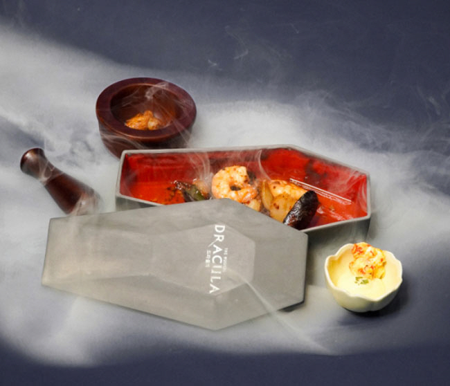 뮤지컬 ‘드라큘라’를 테마로 한 몽드샬롯 메뉴.  롯데컬쳐웍스 제공