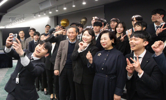 현정은 현대그룹 회장이 지난달 29일 그룹사 신입사원 교육수료식에 참석해 신입직원들과 사진 촬영을 하고 있다. 현대그룹 제공