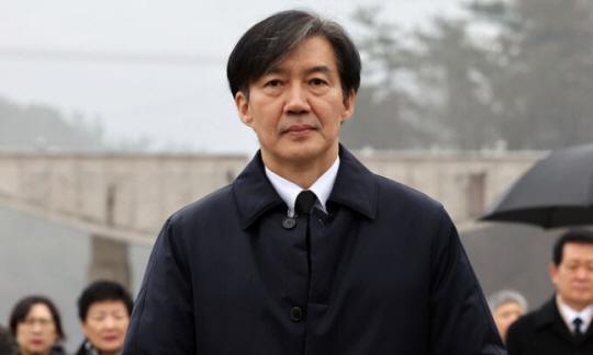 신당 창당을 선언한 조국 전 법무부 장관이 14일 광주 북구 운정동 국립 5·18민주묘지를 찾아 추모의탑에 분향하고 있다. 연합뉴스