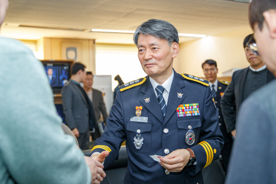 조지호 서울경찰청장이 지난 1월 29일 출입기자들과 인사를 나누고 있다. 서울경찰청 제공