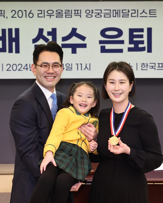 기보배가 14일 서울 중구 태평로 프레스센터에서 은퇴기자회견을 열고 27년의 선수 생활을 마감한 뒤 가족과 함께 기념사진을 찍고 있다. 뉴시스