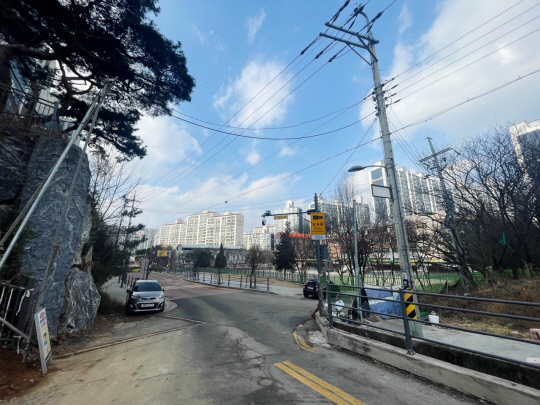 전선 지중화 사업이 예정된 경기 용인시 수지구 상현동 상현초교삼거리 주변에 전신주가 서있는 모습. 용인시청 제공