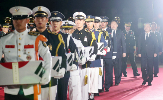 윤석열 대통령이 지난해 7월 26일 오후 경기 성남 서울공항에 도착한 6·25 전쟁 국군전사자 유해 봉송 행렬에 따라나서고 있다. 대통령실통신사진기자단