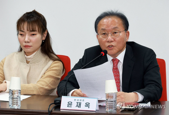 윤재옥(오른쪽) 국민의힘 원내대표가 15일 오전 서울 여의도 국민의힘 중앙당사에서 열린 비상대책위원회의에 참석해 발언하고 있다. 윤 원내대표 왼쪽은 김예지 비상대책위원. 연합뉴스
