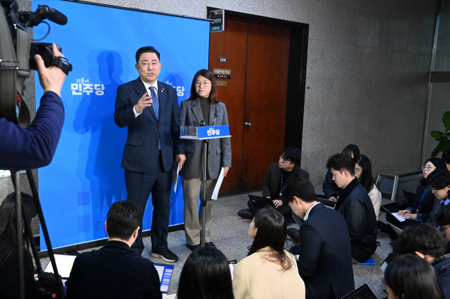 김병기(왼쪽) 더불어민주당 22대 국회의원 공직선거후보자추천관리위원회 간사가 15일 오전 국회 당대표실 앞에서 경선 지역을 발표한 뒤 기자들의 질문에 답하고 있다.  곽성호 기자