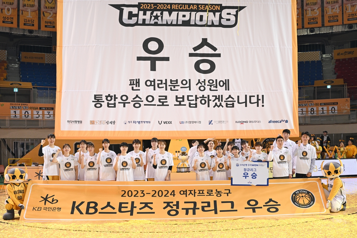 정규리그 우승을 자축하는 KB 선수단.[WKBL 제공. 재판매 및 DB 금지]