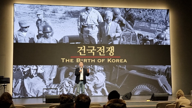 김덕영 감독이 작년 12월 페이스북에 올린 사진으로, 영화 ‘건국전쟁’ 시사회에서 관객들에게 설명하는 모습이다. 이 영화는 지난 1일 개봉한 후 관람객이 몰리며 숱한 화제를 낳고 있다.