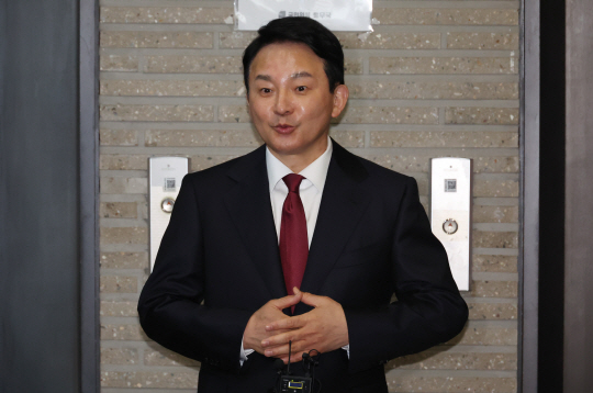 원희룡 전 국토부 장관이 지난 14일 서울 영등포구 여의동 국민의힘 당사에서 인천 계양 을 공천 면접을 마치고 취재진의 질문에 답하고 있다. 연합뉴스