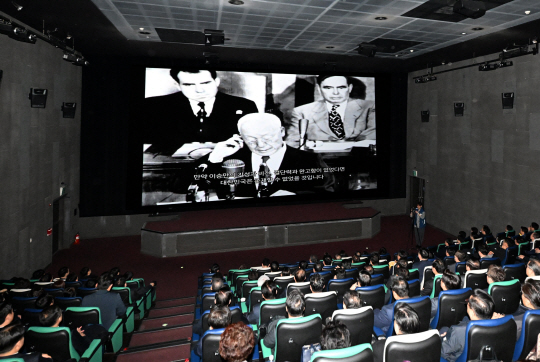 16일 오전 서울 여의도 CGV에서 여의도순복음교회 교인들이 영화 ‘건국전쟁’을 관람하고 있다. 여의도순복음교회 제공