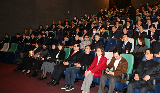 16일 오전 서울 여의도 CGV에서 이영훈 여의도순복음교회 담임목사(맨 앞줄 오른쪽에서 다섯번째)와 영화를 연출한 김덕영 감독, 나경원 전 국회의원, 박민식 전 국가보훈부 장관이 교회 신도들과 영화를 관람하고 있다. 여의도순복음교회 제공