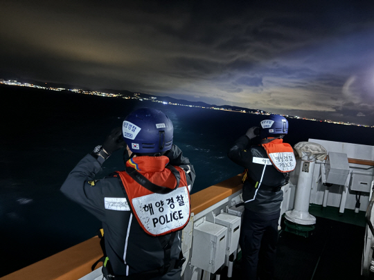울산해경이 지난 15일 오후 6시 21분쯤 부산에서 울산으로 이동 중 실종된 17t급 선박을 수색하고 있다. 울산해경 제공