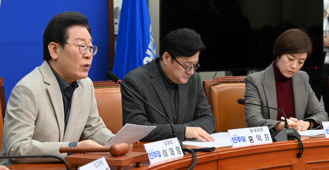 이재명(왼쪽) 더불어민주당 대표가 16일 오전 국회에서 열린 최고위원회의에 참석해 발언하고 있다. 왼쪽부터 이 대표, 홍익표 원내대표, 고민정 최고위원.   곽성호 기자