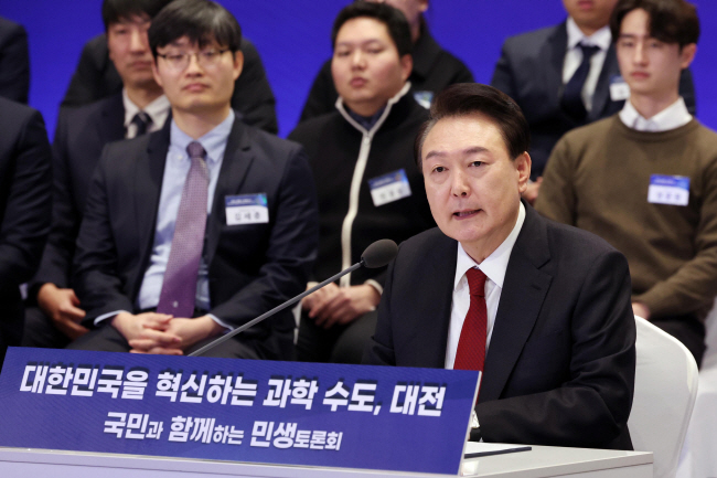 윤석열 대통령이 16일 오전 대전 유성구 ICC호텔에서 ‘대한민국을 혁신하는 과학 수도, 대전’을 주제로 열린 열두 번째 민생토론회에 참석해 발언하고 있다. 대통령실통신사진기자단