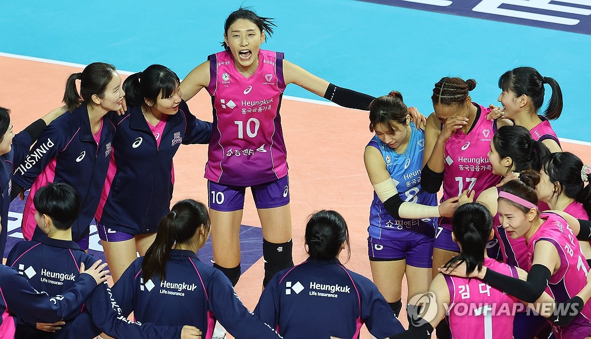(인천=연합뉴스) 15일 인천 삼산월드체육관에서 열린 프로배구 V리그 여자부 흥국생명과 IBK기업은행 경기. 세트스코어 3-2로 승리한 흥국생명 선수들이 기뻐하고 있다. 2024.2.15