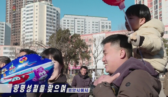 북한 조선중앙TV는 지난 16일 광명성절(김정일 국방위원장 생일)을 맞아 평양 시내에서 열린 공연 소식을 전했다. 이 가운데 아이를 대동한 한 관객이 들고 있는 풍선에는 한국 인기 애니메이션 ‘슈퍼 윙스’의 캐릭터 ‘호기’와 ‘아리’가 보였다. 연합뉴스