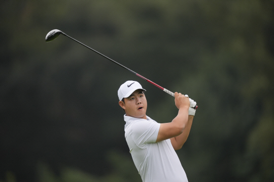 김주형이 18일(한국시간) 미국 캘리포니아주 팰리세이즈의 리비에라 컨트리클럽에서 열린 PGA투어 제네시스 인비테이셔널 3라운드 2번 홀에서 티샷 후 공을 바라보고 있다. AP뉴시스