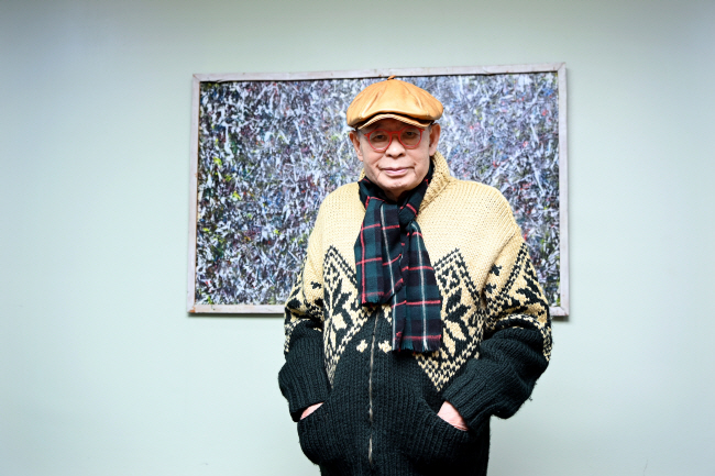 지난 13일 서울 중구 문화일보사에서 만난 김우옥 연극연출가. 김 연출가는 ‘살아 있는’ 연극이란 ‘새로운 것’이라고 강조했다.  윤성호 기자