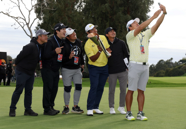 일본의 마쓰야마 히데키(왼쪽 네 번째)가 19일 오전(한국시간) 미국 캘리포니아주 퍼시픽 팰리세이즈의 리비에라 컨트리클럽에서 막을 내린 PGA투어 특급대회 제네시스 인비테이셔널에서 우승한 뒤 캐디 등과 함께 밝은 표정으로 기념사진을 찍고 있다.  AFP 연합뉴스