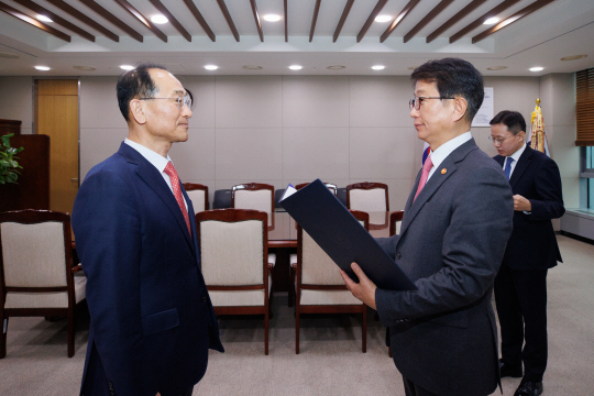 박상우 국토교통부 장관은 19일 오전 정부세종청사에서 이성해 국가철도공단 신임 이사장에게 임명장을 줬다. 국토부 제공