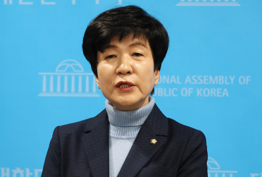 현역 국회부의장인 김영주 더불어민주당  의원이 19일 국회 소통관에서 탈당 기자회견을 마친 뒤 취재진의 질문에 답하고 있다. 연합뉴스