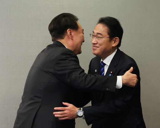 지난해 11월 16일(현지시간) 아시아태평양경제협력체(APEC) 정상회의 참석차 미국을 방문한 윤석열(왼쪽) 대통령이 샌프란시스코 한 호텔에서 열린 한일 정상회담에서 기시다 후미오(岸田文雄) 일본 총리와 포옹하고 있다. 연합뉴스