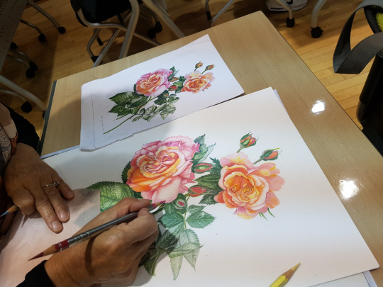 서울 중랑구가 마련한 평생학습관 프로그램에서 한 주민이 보타니컬아트를 배우고 있다. 중랑구청 제공