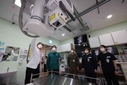 국방부가 의사들이 파업에 돌입하면 군 의료체계를 민간에 개방하겠다고 밝힌 19일 경기도 성남시 국군수도병원 외상센터 내 응급실을 찾은 김선호(왼쪽 2번째) 국방부 차관이 민간인을 대상으로 하는 비상진료체계 운영 현장 확인 및 준비 상태와 군 의무지원 태세를 점검하고 있다. 국방일보 제공