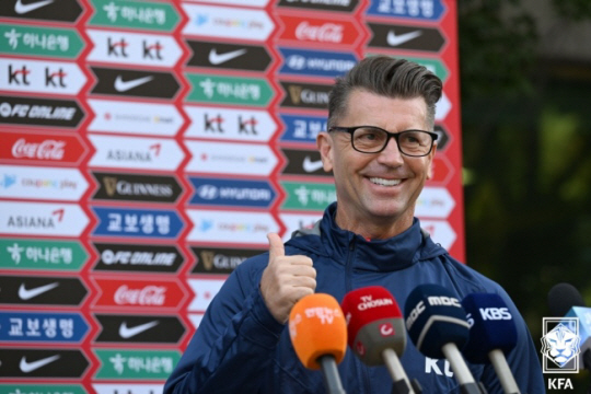 콜린 벨 여자축구대표팀 감독. 대한축구협회 제공