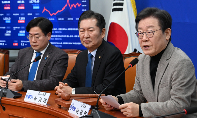 이재명(오른쪽) 더불어민주당 대표가 19일 오전 국회에서 열린 최고위원회의에 참석해 발언하고 있다. 왼쪽부터 박찬대·정청래 최고위원, 이 대표.   곽성호 기자