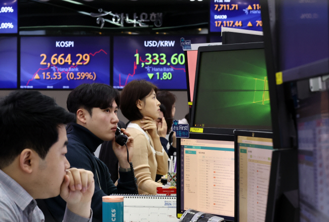 주식시장 활성화를 위해 금투세 폐지가 검토되고 있는 가운데 19일 서울 중구 하나은행 딜링룸에서 딜러들이 업무를 보고 있다. 이날 코스피는 개장 초 2660선에서 강보합을 보였다. 연합뉴스