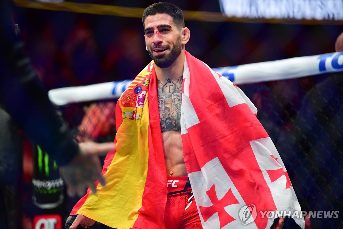 ‘최강’ 볼카노프스키를 제압하고 UFC 페더급 챔피언에 오른 토푸리아[USA TODAY=연합뉴스]