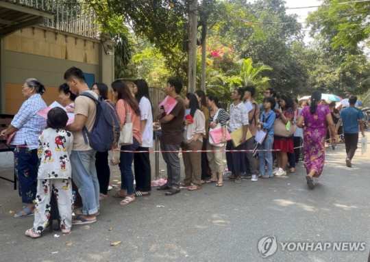주미얀마 태국대사관 앞 비자 신청 대기자들EPA연합뉴스