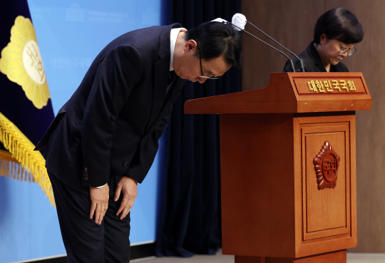 윤영찬 더불어민주당 의원이 20일 오후 서울 여의도 국회 소통관에서 당 공천관리위원회의 하위 10% 통보에 대한 입장을 밝히기에 앞서 인사를 하고 있다. 뉴시스