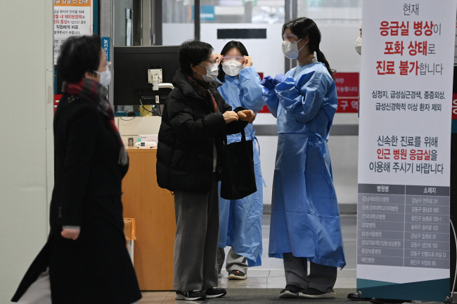 전공의들이 의대 증원에 반발하며 집단사직 후 진료 현장을 떠난 20일 오전 서울 시내 한 대학병원 응급실 앞에서 한 응급환자의 보호자가 병상 포화를 이유로 입실을 거부당하자 항의하고 있다. 백동현 기자