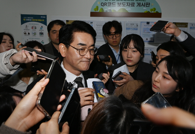 박용진 더불어민주당 의원이 20일 오전 국회에서 당 현역 의원 의정활동 평가에서 ‘하위 10%’에 포함됐다는 통보를 받고 재심신청의사를 밝히는 기자회견을 한 뒤 취재진에게 둘러싸여 질문에 답하고 있다. 박윤슬 기자